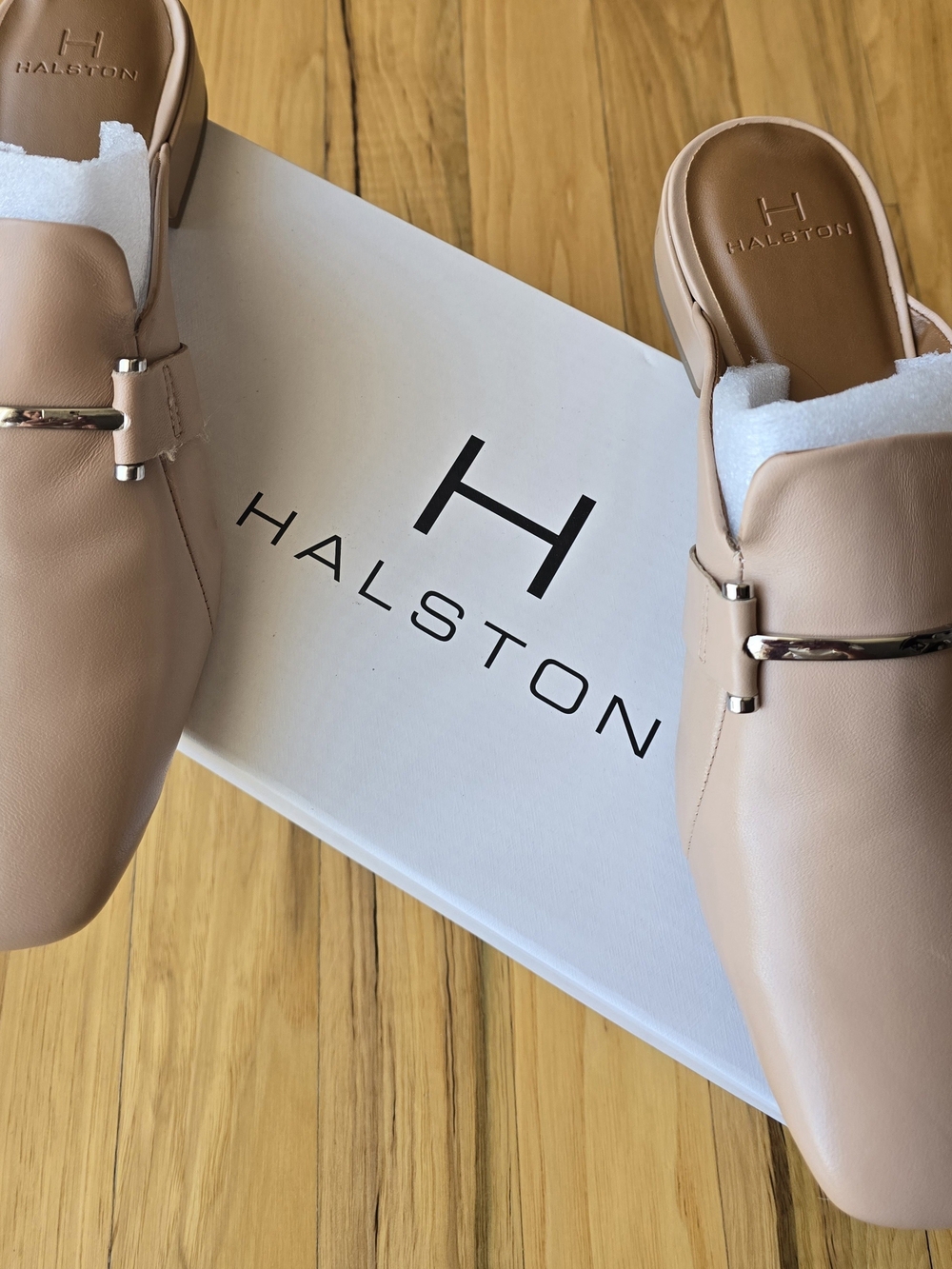 Brand NIB. Never Worn, Pristine Halston Heritage "Romina" Tan Leather Mule Size8